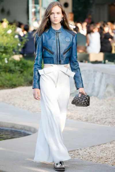 Look 16